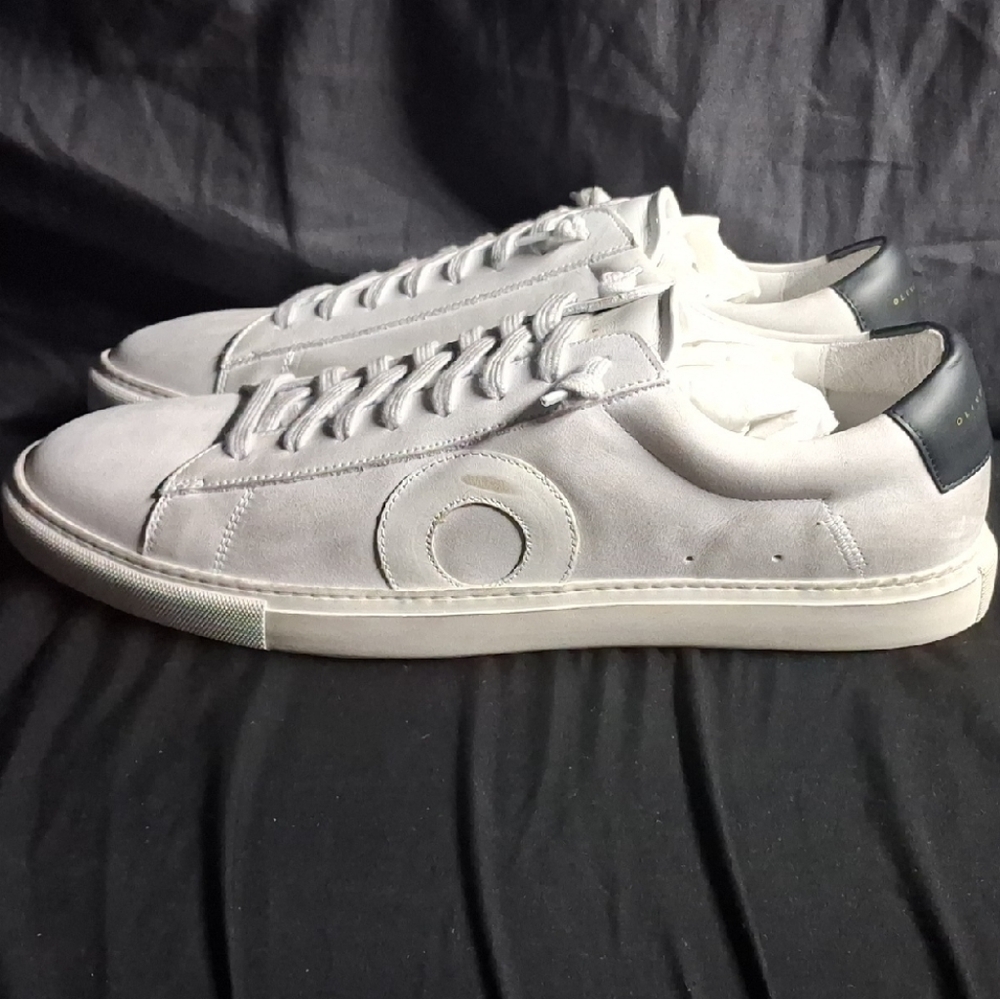 Oliver Cabell Low-Top Leather Sneakers in White with Gray Detail..